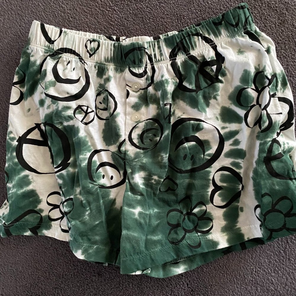 ZINNIAS GREEN SMILEY FACE PEACE SIGN  SHORTS